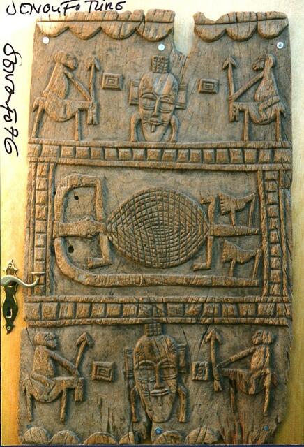 Türe der Senoufo aus der Elfenbeinküste mit einem Krokodil, Madenhackervögeln und Szenen aus dem Dorfleben