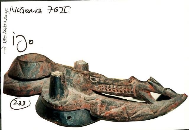 Ijo: Magisches Maskenwesen mit Krokodil, das eine Gazelle verschlingt