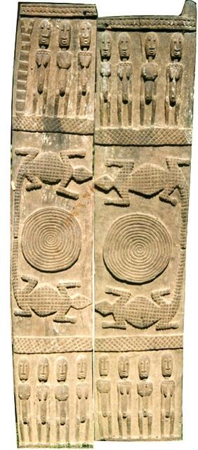 Dogon, Mali, große Türe mit heiligem Krokodilweiher beim Dorf