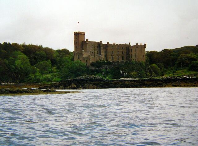 Dunvegan mit den vorgelageten Seehundbänken