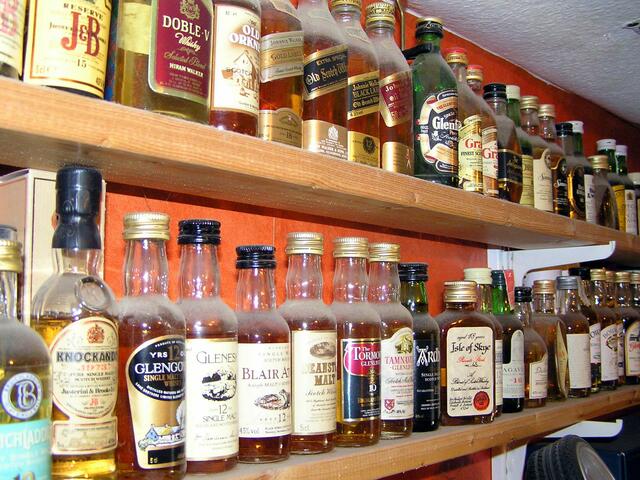 ein Ausschnitt des Regales mit Knockando, Glenesk, Blair Atholl, Tormore, Ardbegh und anderen