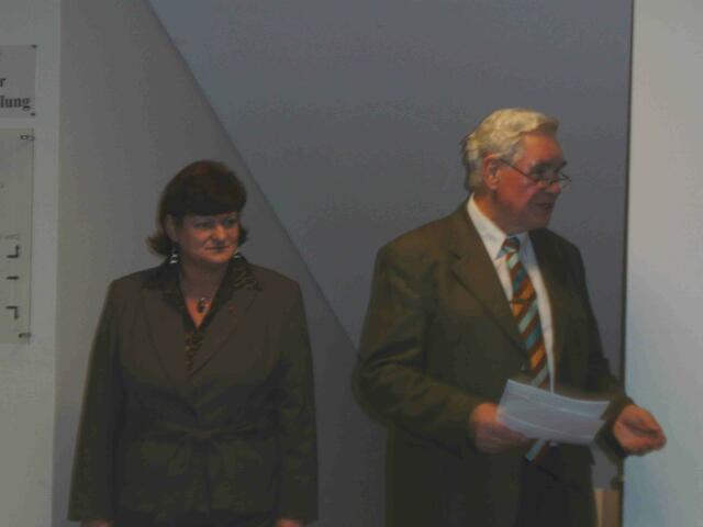 Die Ortsbürgermeisterin Frau Herbst und der Vorsitzende des Kulturvereins Herr Ulmann bei der Eröffnungsansprache