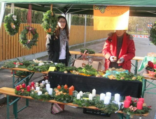 liebevoll gebundene Adventskränze