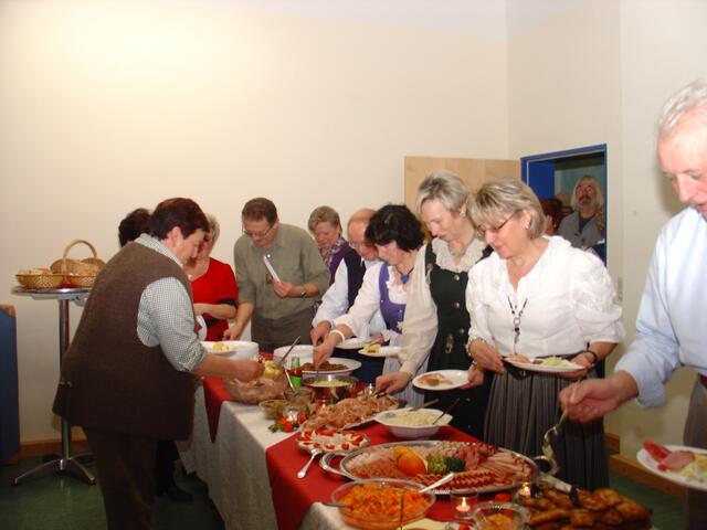 Gäste beim Essenfassen