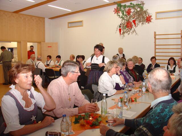 Besucher beim Lauschen der Geschichten von Veh
