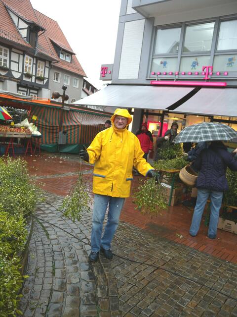 Karl Lewin in angemessener Kleidung