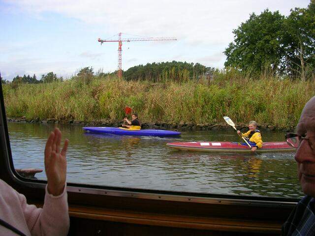 ... mühen sich die Paddler
