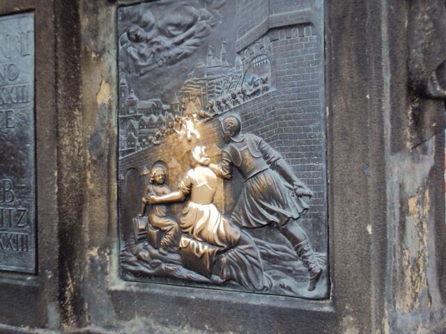rechte Messingtafel an der Nepomukstatue