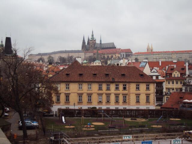Im Hintergrund die Burg mit Dom