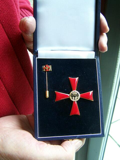 Stolz präsentiert Karl Kling sein Verdienstkreuz