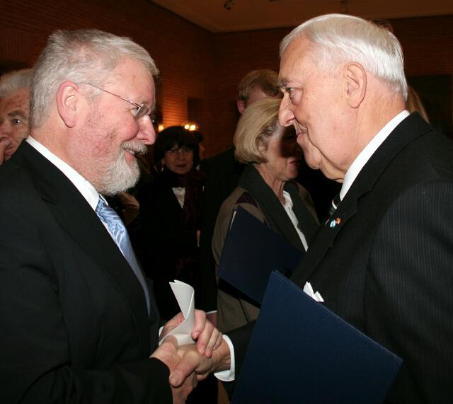 Einer der ersten Gratulanten, Kammerpräsident Dr.-Ing. Heinrich Schroeter | Foto: Bayerische Ingenieurekammer - Bau / Alexander Hauk
