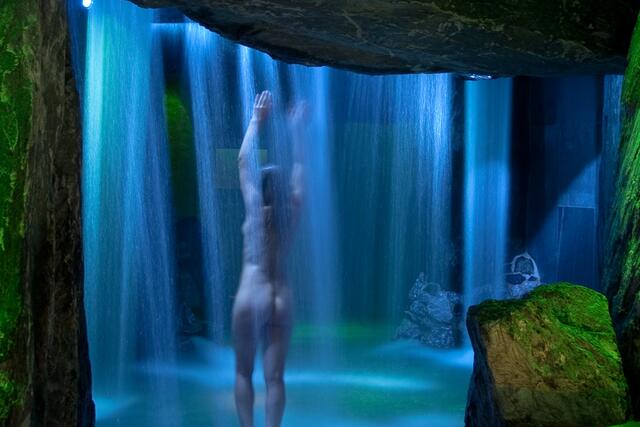 prasselnder Felsenwasserfall mit unbekannter Dame | Foto: Danke an die Therme Bad Wörishofen