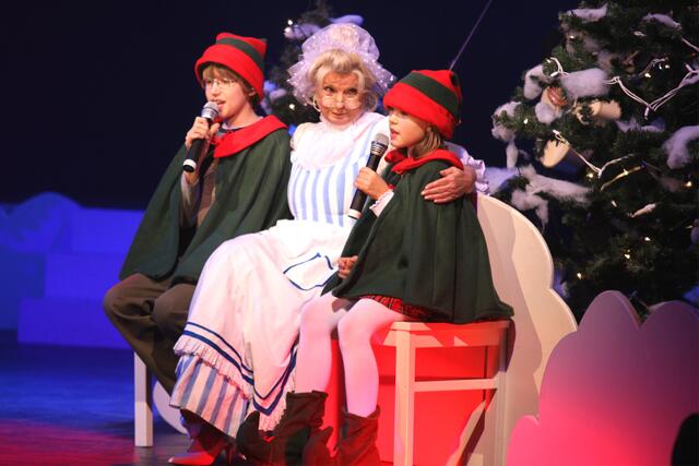 Frau Holle (Helga Piur) mit den kleinen Wichteln. (Foto: Gerhard Pohl)