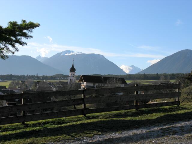 Blick von der Berghütte nach Mieming und Kirche.