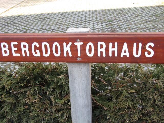 Hinweisschild zum Bergdoktor
