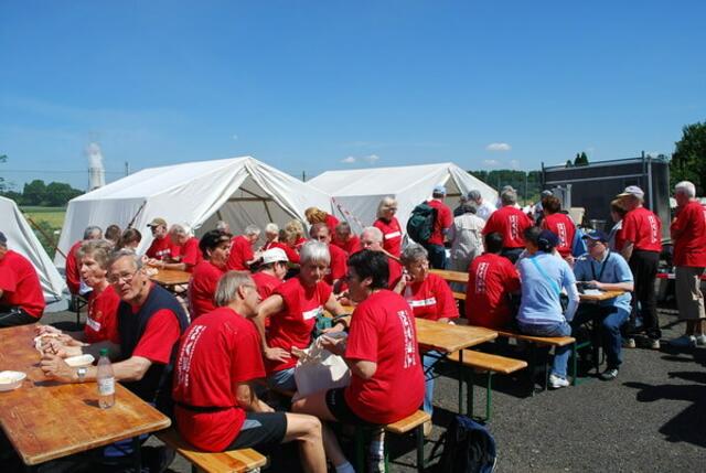 W. Rabeler, R. Wojatzke und J. Flatau beim Mittagessen | Foto: Regionssportbund Hannover