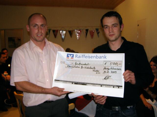 SSV-Spielführer Daniel Bergmair (links) und sein Vertreter Michael Hafner zeigen den Scheck, den sie nächste Woche der Kinderkrebshilfe übergeben werden