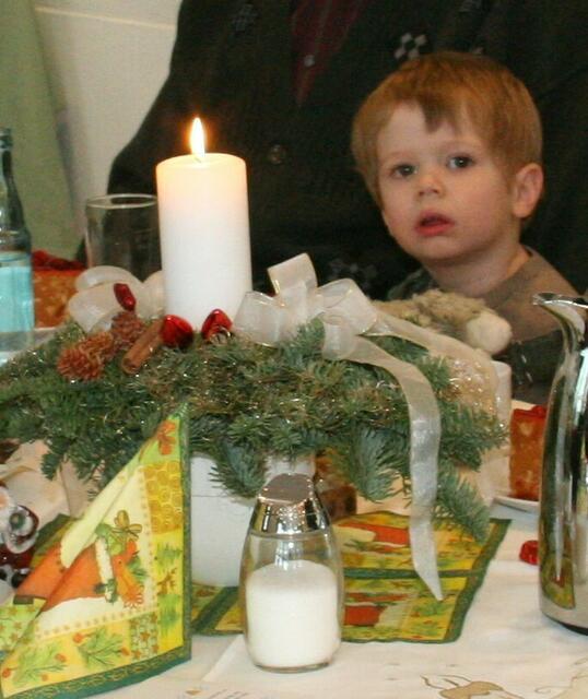 ...der jüngste Teilnehmer (3 Jahre alt) lauscht gebannt der Weihnachtsgeschichte...
