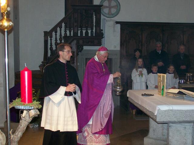 Bischof Dr. Walter Mixa bei der Inzens des Altares