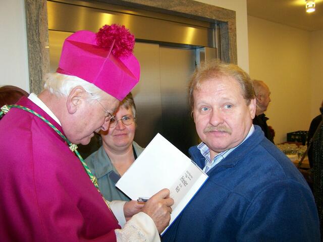 Bischof Walter Mixa unterzeichnet sein Buch