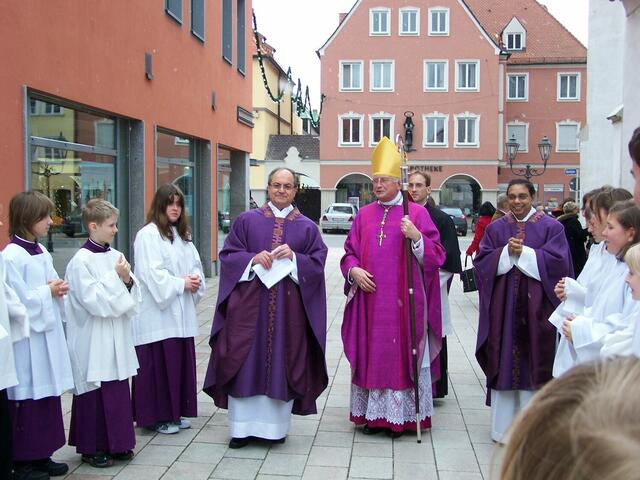 Bischof Dr. Walter Mixa im Gespräch mit den Ministranten (l.: Dekan Ottmar Kästle)