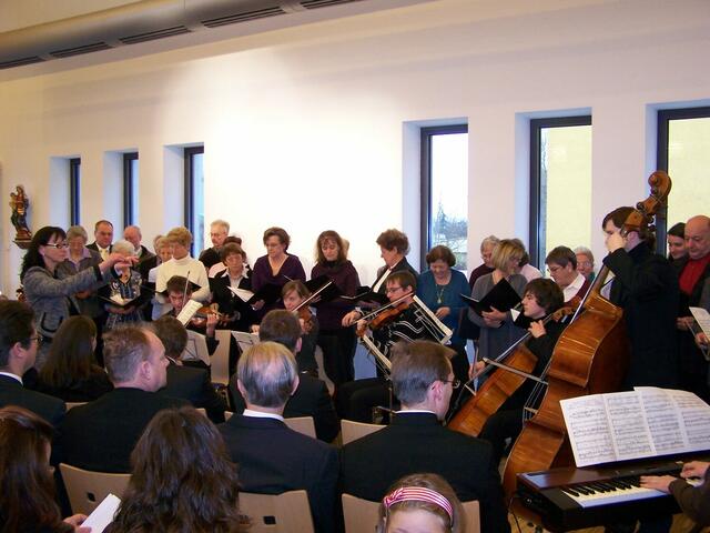 Maria Steffek dirigiert den Münsterchor