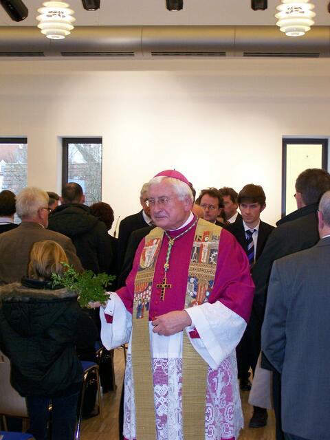 Bischof Walter Mixa segnet das neue Pfarrzentrum