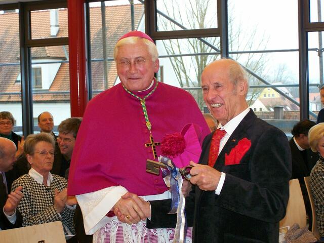 Alfred Schwendtner überreicht den Schlüssel an Bischof Walter Mixa