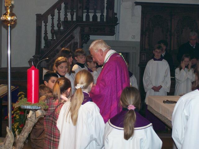 Bischof Dr. Walter Mixa gibt an Kinder den Friedensgruss weiter