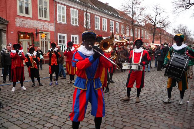 Die immer gut gelaunten Musiker aus dem Gefolge von Sinterklaas musizierten so lange, bis der Wagen abgeschleppt war.