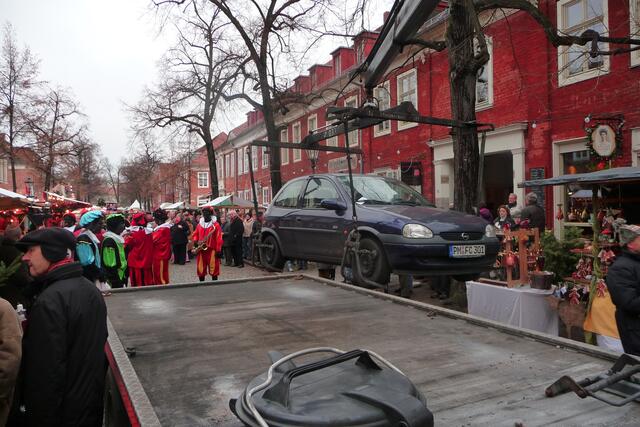 Aufatmen auch bei den Veranstaltern, das Fest kann endlich ohne Störung richtig beginnen.