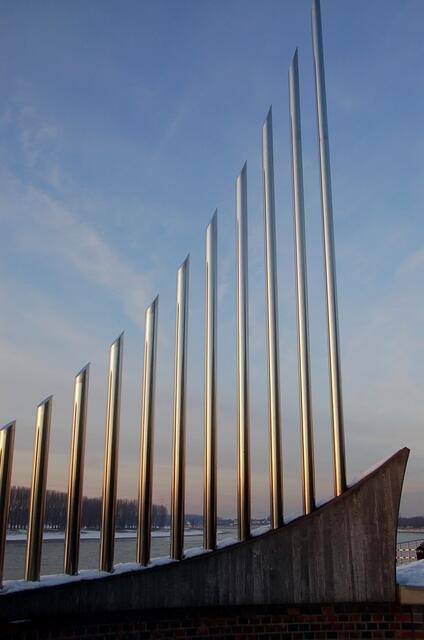 Skulptur, die ein Schiff darstellen soll.