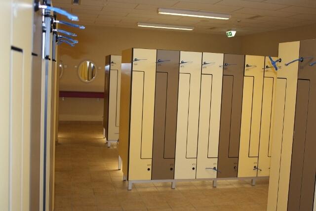 Moderne Umkleideschränke in freundlicher Atmosphäre