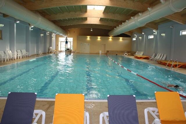 Das moderne Sport-Schwimmbad mit 25-Meter Becken (28 Grad Celsius)