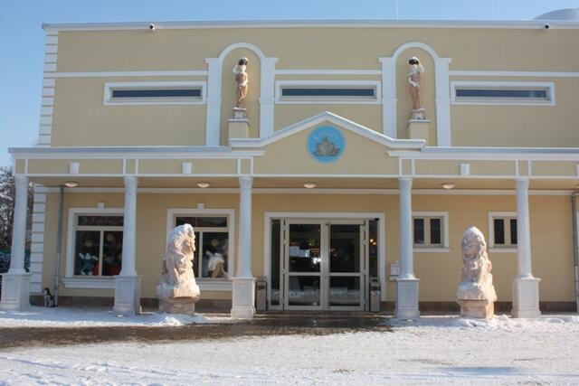 Der repräsentative Eingang zur Therme wird von zwei Löwenstatuen "bewacht"