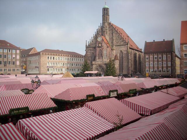 Nürnberg - ein Blick über den "Christkindlesmarkt" | Foto: Norbert Pfeiffer