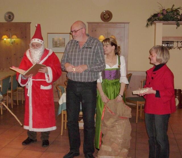 Unser 1. Vorsitzender, Achim Gutbrod, ist erstaunt was der Nikolaus alles über ihn berichten kann. | Foto: Norbert Pfeiffer