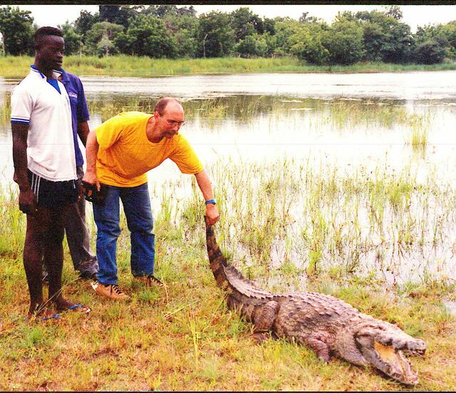 Michael Stöhr - ja! - die Schmutter - nein!: Krokodil am Obervolta, wo wir Weihnachten 2009 wieder sein werden - die echten sind nicht ganz so handzahm