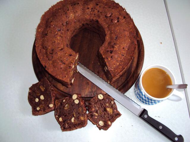 fertiges Apfelbrot mit Haselnüssen und Rosinen