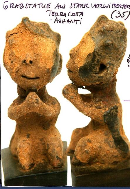 Diese betende Figur stammt aus Ghana in Westafrika