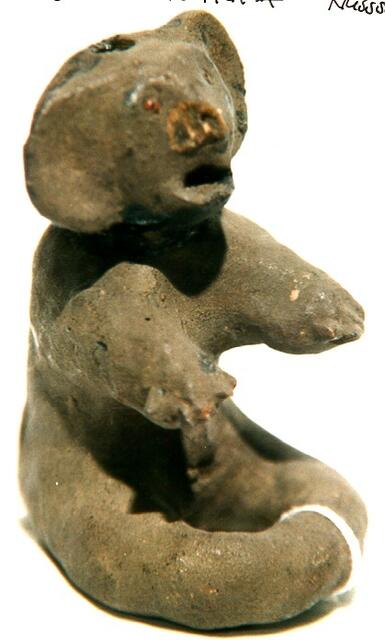 Aus Lehm und Rinderkot ist diese Figur geknetet