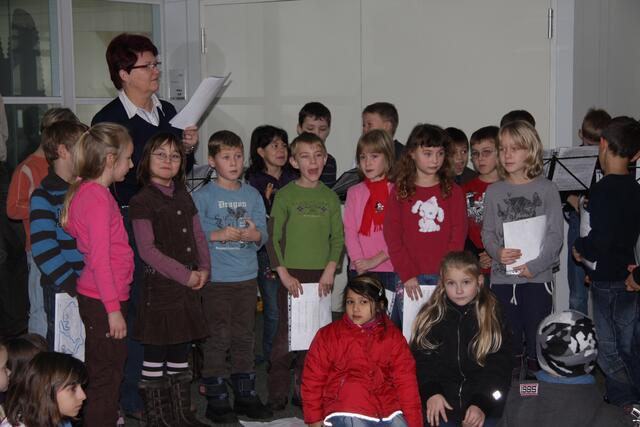 Lehrerin Monika Rieger und aufmerksame Musikerkinder!
