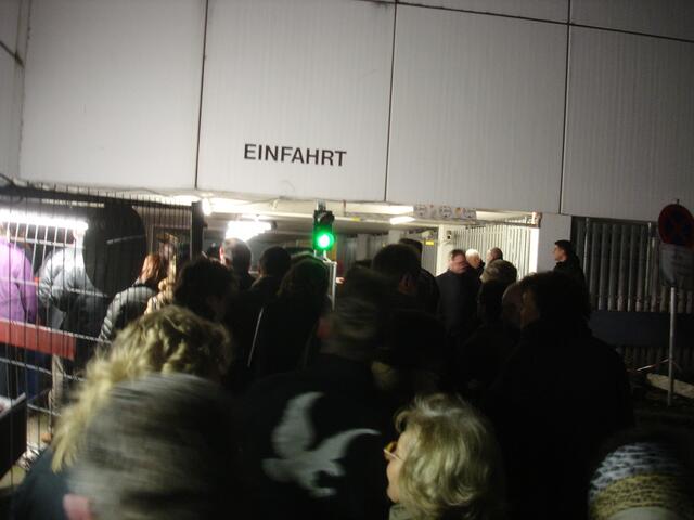 Nach einer Stunde fast schon im Parkhaus - herrlich bei 0°C! - Dank an das Kongressparkhaus in Augsburg namens von Hunderten!