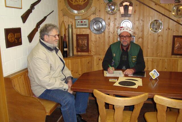 der Organisator Dieter Hahn und der Schütze Willi Matheus