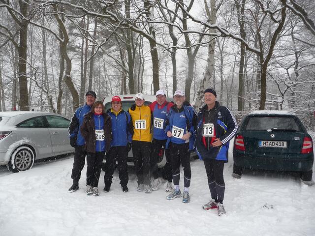 Die Otzer Delegation vor dem Start beim 24. Burgwedeler Silvesterlauf. v.l. Hartmut und Petra Jung, Arnim Goldbach, Alexander Jung, Friedhelm und Heinz Döbel und Gastläufer Wolfgang Liß.