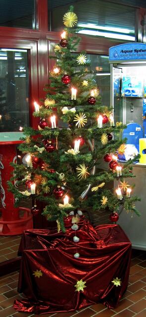 Ein hallenbadlicher Christbaum