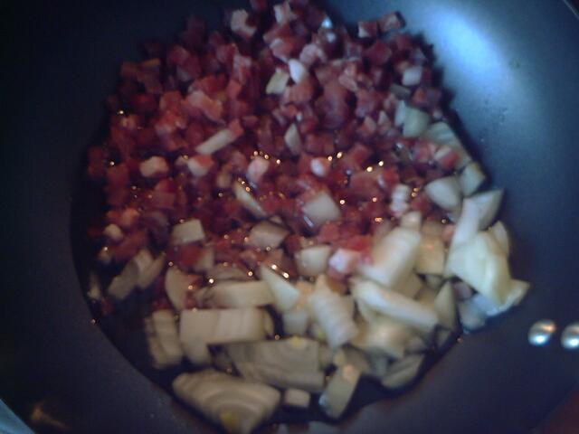 Speck und Zwiebel in wenig Oel dünsten und in die fertig gegarte Suppe hinzufügen.
