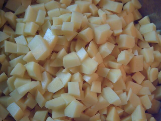 Kartoffeln schälen in Würfel schneiden , wenn die Erbsen gar sind die Kartoffeln hinzufügen und alles zusammen garen.