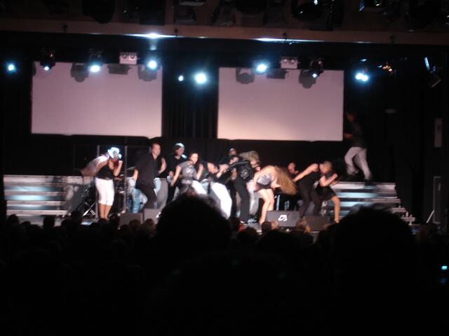 Hier eine Szene aus "We Will Rock You"
