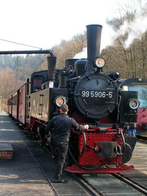 5906 (ebenfalls Mallet Bauart) beim Wassernehmen in Alexisbad
